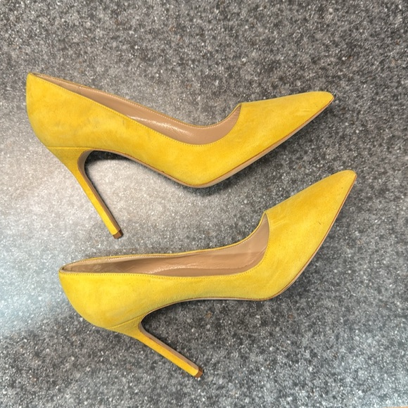 Yellow suede Manolo Blahnik Pumps - Picture 9 of 13
